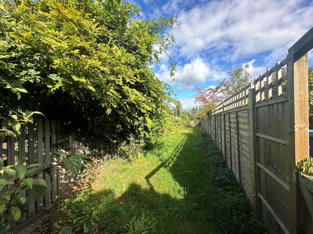 Lot: 134 - TERRACE HOUSE FOR IMPROVEMENT - Garden